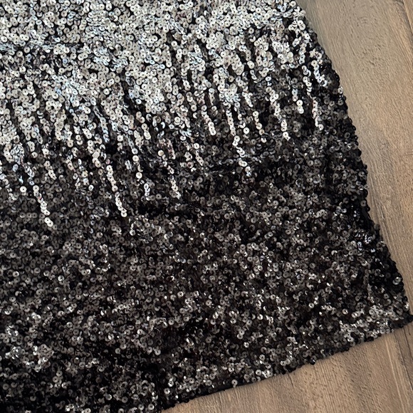 Elegant Black and Silver Sequin Dress - Picture 6 of 10